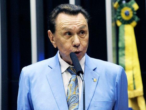 Justiça manda bloquear bens de Carlos Bezerra por dívida de R$ 519 mil com a União
