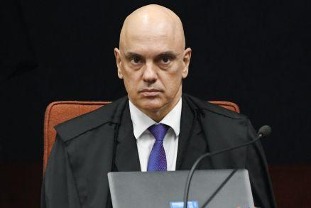 Réu cita “luzes intermitentes” em tornozeleira; Moraes nega retirar
