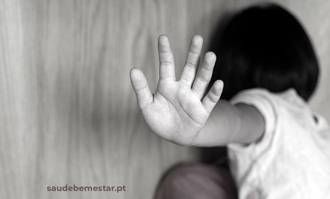 Vizinhos surram pedófilo por estupros de meninas de 7 e 13 anos