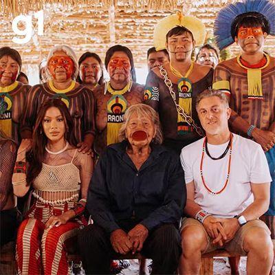 Anitta e Luciano Huck visitam cacique Raoni no Xingu após participarem de cerimônia indígena em aldeia Querência (MT)