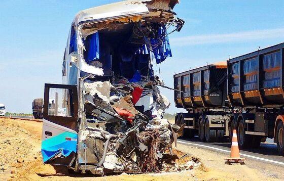 Carreta envolvida em acidente que matou 11 pessoas não tinha autorização para trafegar à noite