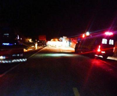 Corpo de Bombeiros socorre motorista após carreta tombar na BR-158