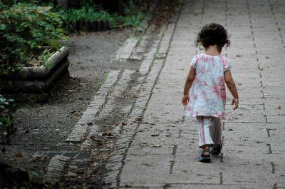 Pai embriagado abandona criança de 4 anos sozinha em Vila Rica; criança é encontrada longe e resgatada por populares