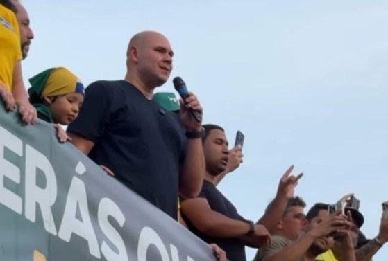 Prefeito diz que Bolsonaro sofre perseguição e que 
