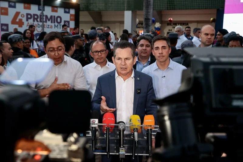 Resposta de Mauro Mendes a Carlos Bolsonaro repercute na imprensa nacional