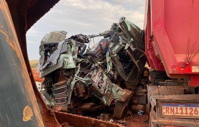 Caminhão colide com escavadeira e motorista sobrevive com ferimentos leves em São José do Xingu (MT)