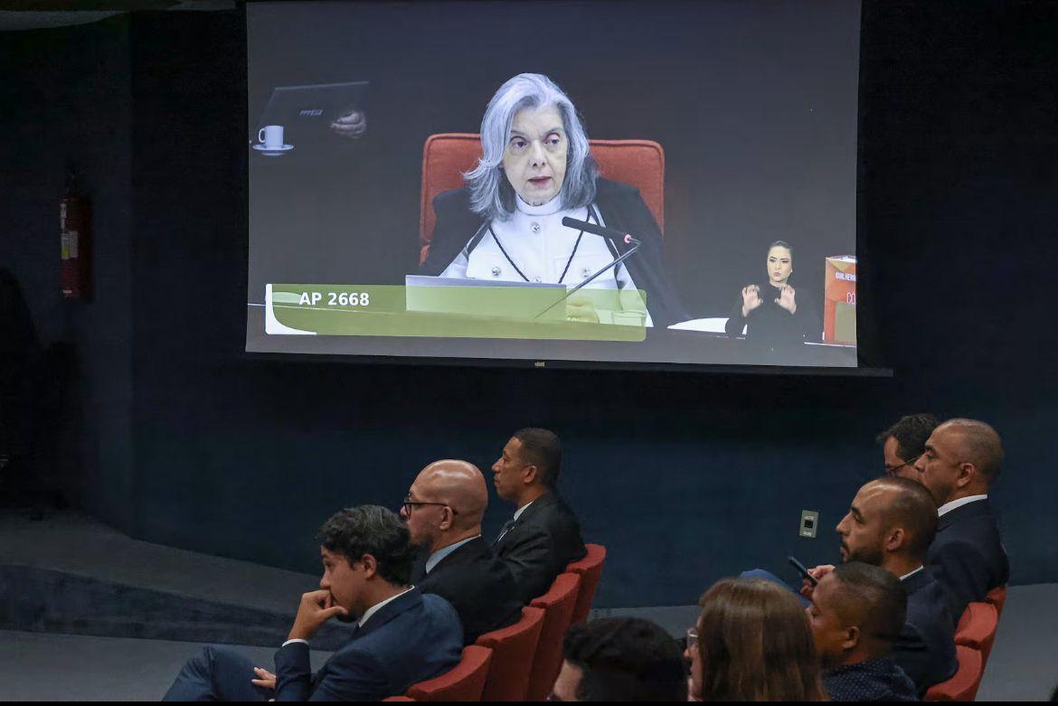 Cármen Lúcia rejeita preliminares submetidas por defesas de Bolsonaro e aliados