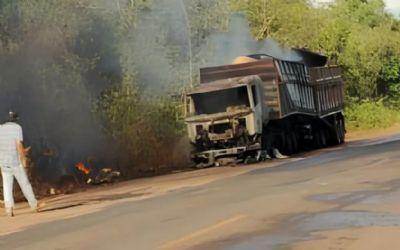 Carreta pega fogo em Vila Rica (MT) e interdita BR-158; ninguém se feriu
