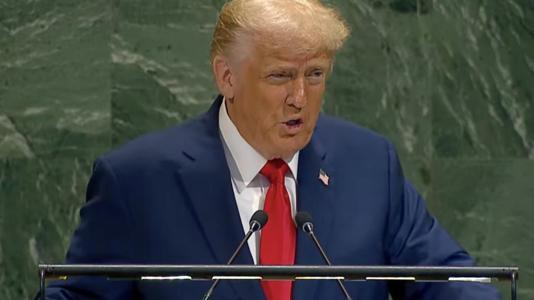 Humilhado por Lula, Trump faz gracejo com teleprompter no início do discurso na ONU