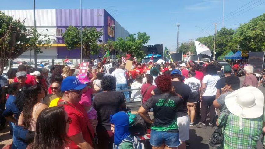 Manifestantes fazem ato contra PEC da Blindagem e PL da Anistia em Cuiabá