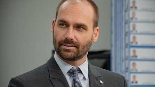 Nos EUA, Eduardo Bolsonaro estaria cassado e preso por traição - Por Gustavo Tapioca