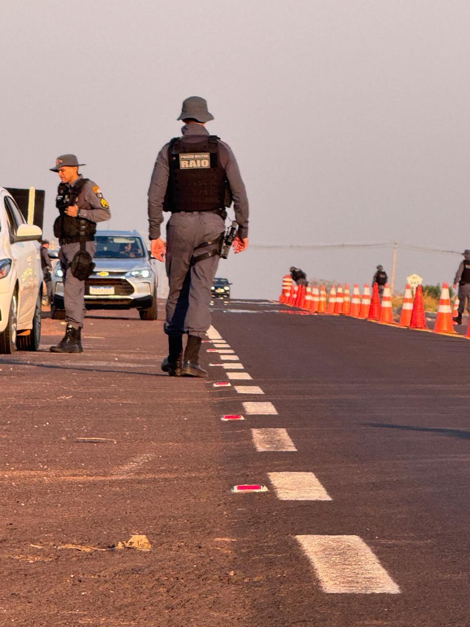 POLICIA MILITAR PRENDE DUAS PESSOAS POR SUSPEITA DE TRAFICO DE ENTORPECENTES, EM UMA AÇÃO DE FISCALIZAÇÃO DE TRANSITO NA MT-243 EM QUERENCIA
