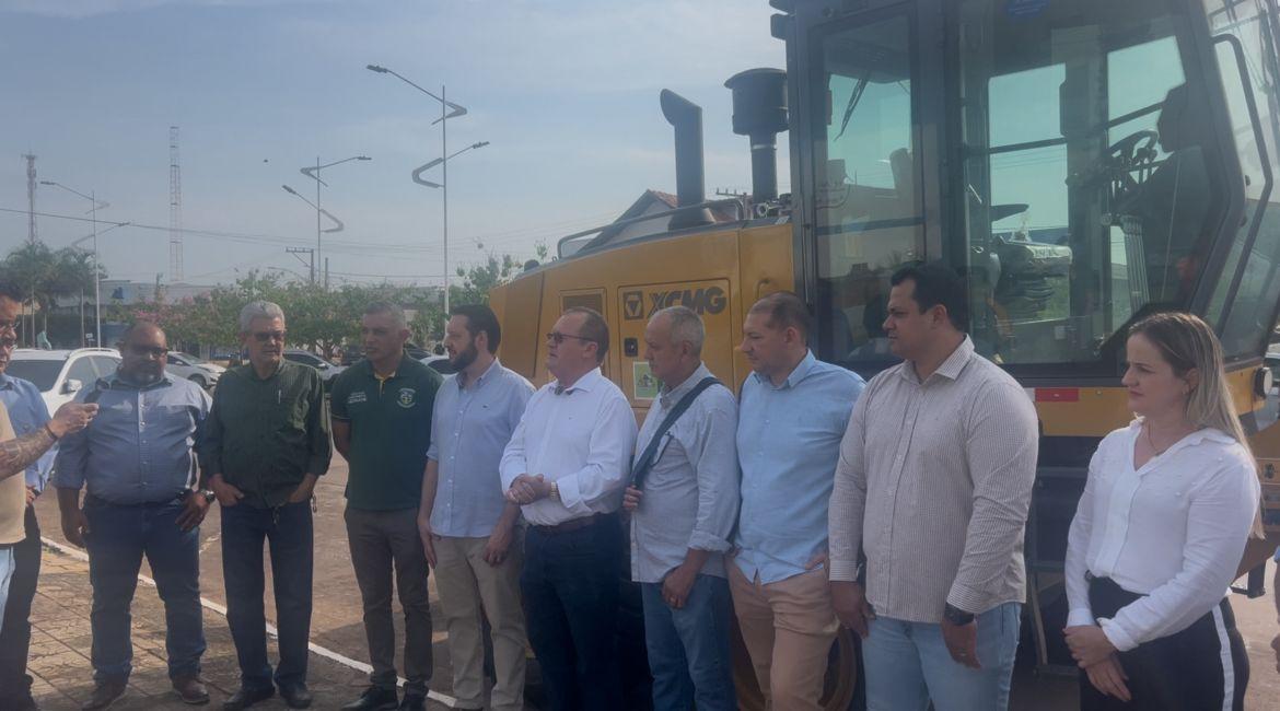 A Prefeitura de Querência recebe reforço do Governo do estado com a entrega de uma máquina  motoniveladora zero km.