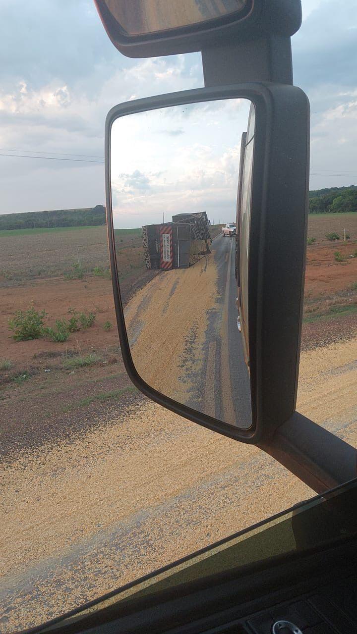 Acidente entre carreta e ambulância é registrado na BR-158 próximo a Canarana (MT)
