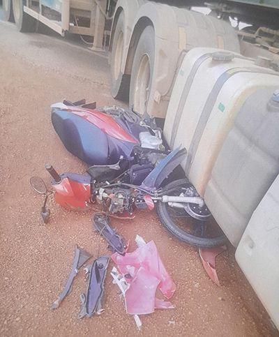 Jovem é atropelada por caminhão, tem moto destruída e sofre apenas escoriações em Confresa (MT)