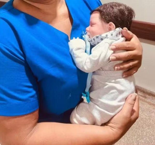 Mulher leva bebê reborn para consulta médica em UPA de Várzea Grande (MT): 'sintomas de gripe'