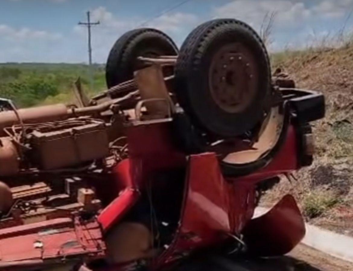 Um caminhão Mercedes-Benz capotou há pouco na BR-158