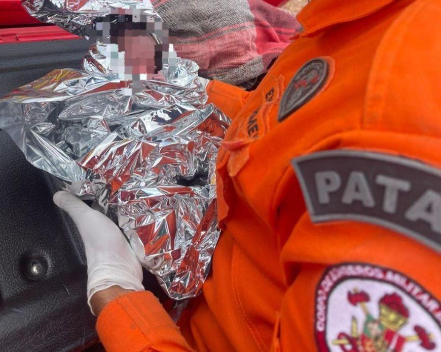 Bombeiros prestam atendimento à recém-nascida que nasceu em via pública próximo a rodoviária