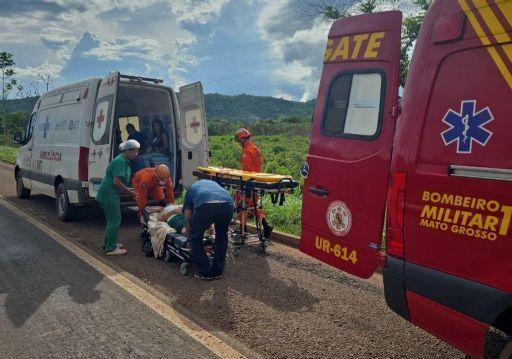 Carro de passeio sai da pista e capota com 5 pessoas dentro em Confresa (MT)