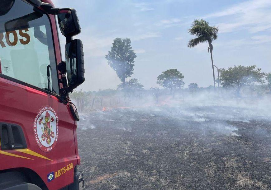 Corpo de Bombeiros combate incêndio em pastagem de chácara em Confresa(MT)