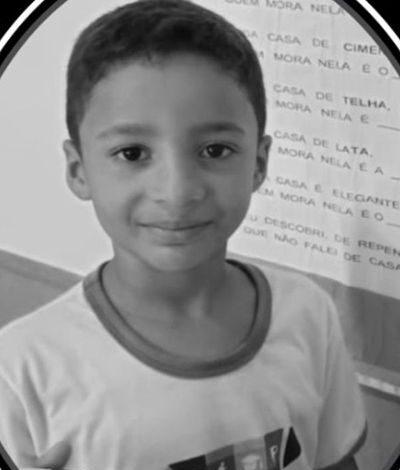 Menino de 7 anos morre após ser atropelado por caminhão da coleta de lixo em Querência.