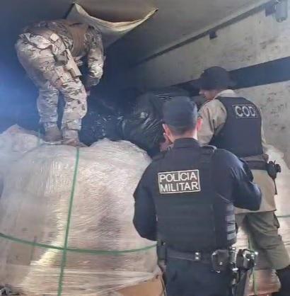 Ação integrada da Polícia Militar de MT e GO apreende 500 quilos de cocaína escondido em caminhão frigorífico
