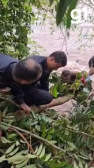 Criança levada por correnteza é resgatada por policiais ao ser encontrada agarrada a galho em rio de MT