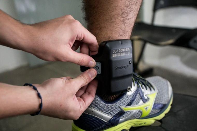 Justiça de MT ordena recolocação de tornozeleira eletrônica em investigador