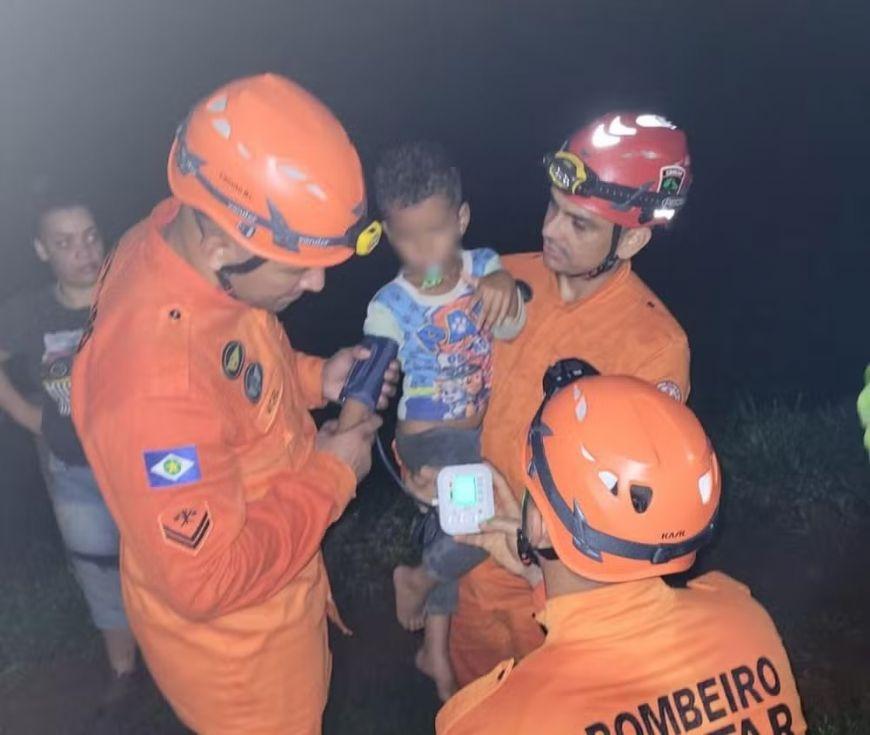 Menino de 4 anos desaparecido é encontrado após espalhar palitos de pirulito na mata em MT