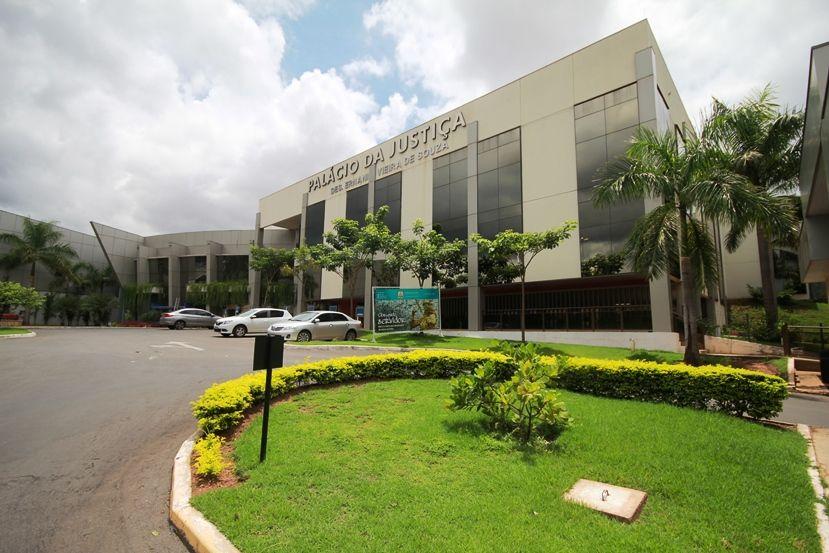 Pessoa trans garante atualização de cadastro e indenização após recusa de operadora em MT