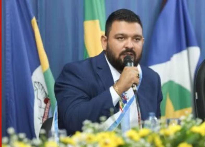 Prefeito é denunciado por moradores e preso ao ser flagrado com arma de fogo