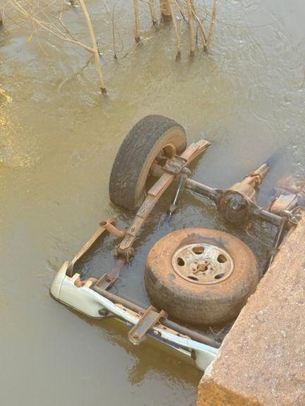 Caminhonete cai de ponte sobre o Rio Sete de Setembro em Água Boa