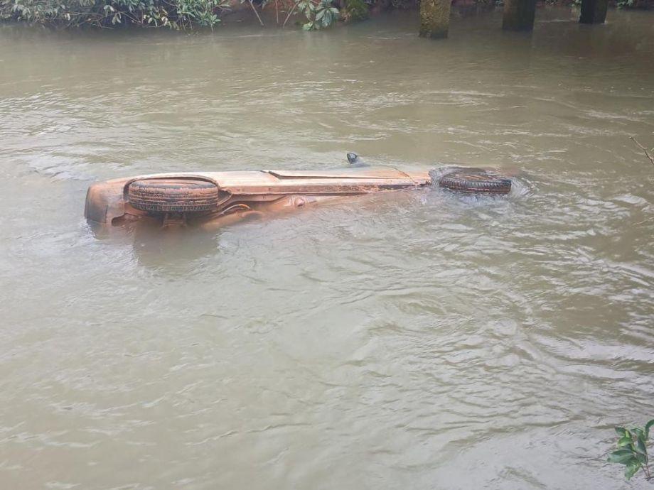 Corpo de Bombeiros localiza corpo de vítima após queda de carro em rio