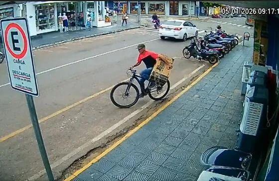 Homem é flagrado furtando climatizador de ar em loja de móveis em cidade do Araguaia (MT)