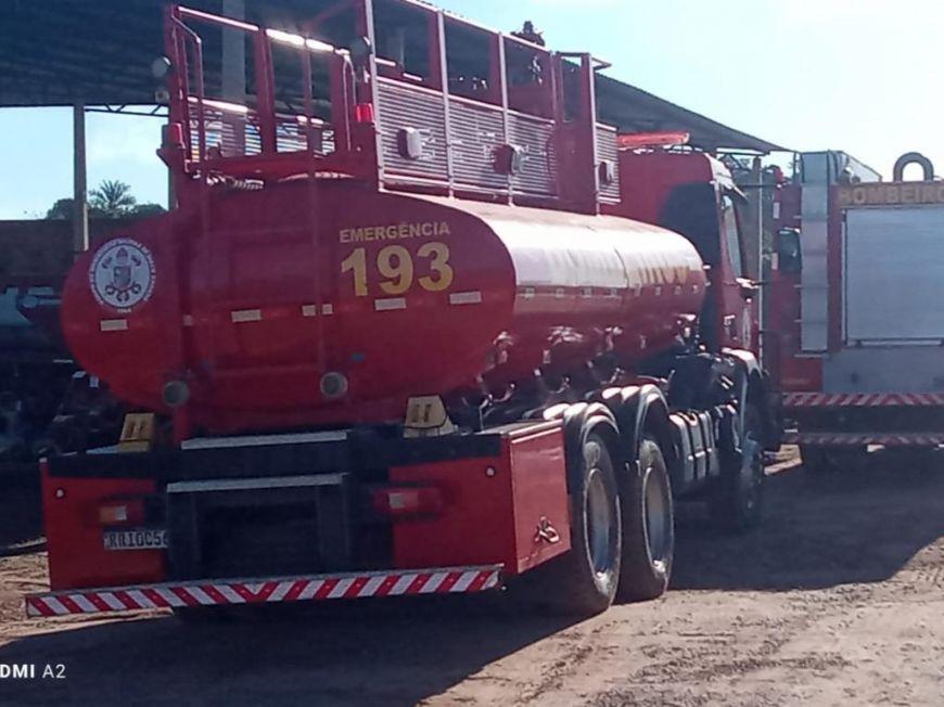 Corpo de Bombeiros combate incêndio em barracão de resíduos de grãos em Confresa (MT)