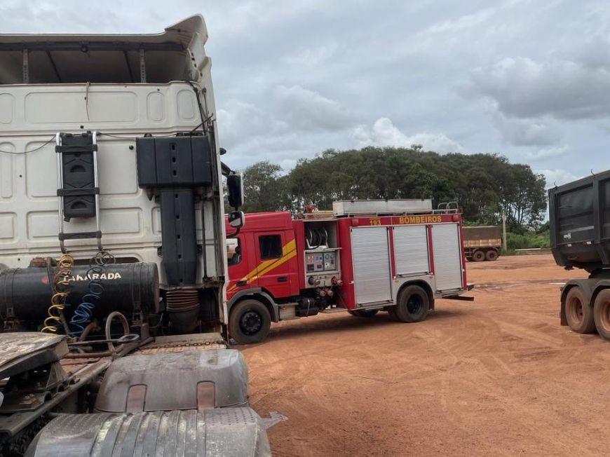 Corpo de Bombeiros combate incêndio em caminhão bitrem e socorre vítima de acidente com caminhonete em Confresa (MT)