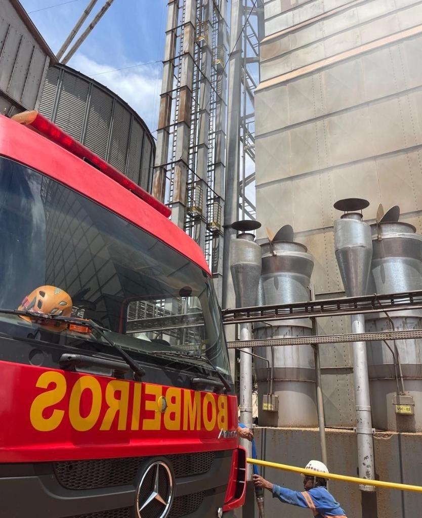 Corpo de Bombeiros combate incêndio em empresa em de agronegócios em Porto Alegre do Norte (MT)