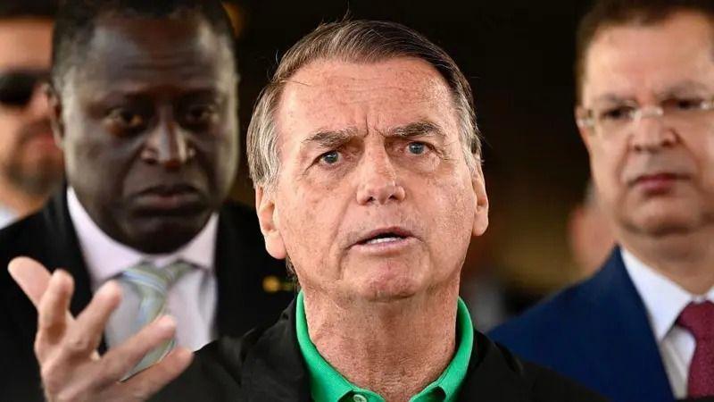 Bolsonaro apresenta melhora, mas ainda não há previsão de alta da UTI, diz boletim médico