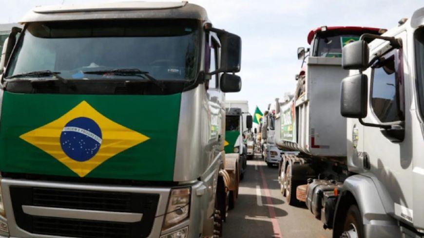 Caminhoneiros articulam greve nacional em reação à alta do diesel