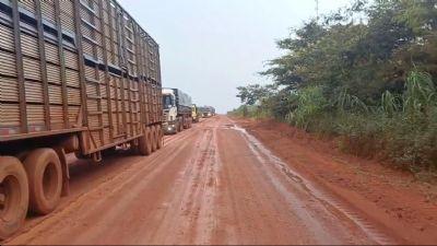 CAOS NA BR-158: mais de 50 caminhões ficam atolados e trecho é interditado no Araguaia após chuvas intensas