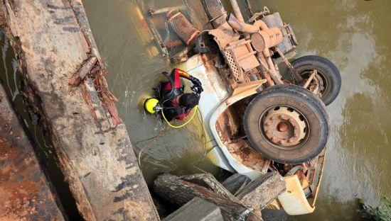 Mulher morre após caminhão cair de ponte de madeira em Vila Rica (MT)