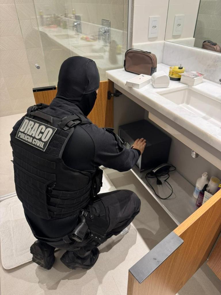 Polícia Civil cumpre 100 mandados contra esquema de lavagem de dinheiro de lideranças de facção criminosa em MT