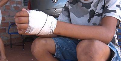 Crianças caem de ônibus escolar após porta abrir durante trajeto para a escola em Confresa