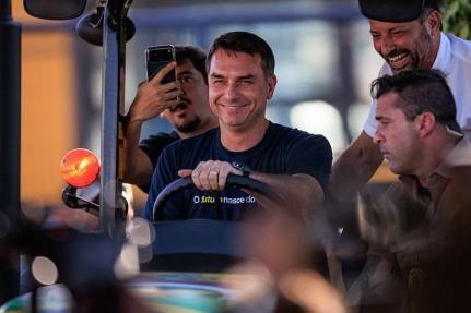 Evento com Flávio Bolsonaro reuniu 30 mil pessoas, diz organização