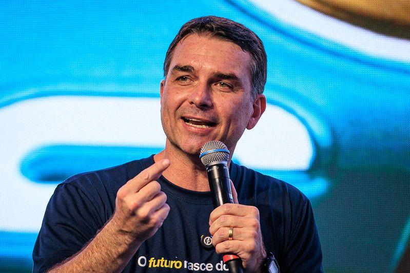 Vídeo: caso eleito, Flávio Bolsonaro promete barrar novas demarcações de terras indígenas em MT