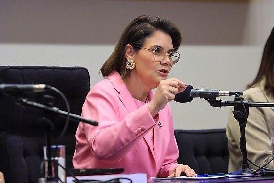 Deputada de Mato Grosso quer barrar trans em banheiros e esportes femininos
