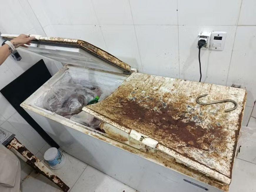 Vigilância descarta mais de 192 kg de carnes após encontrar baratas e veneno de rato em açougue de Cuiabá