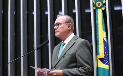 Wellington Fagundes assina PEC que amplia liberdade do trabalhador para escolher jornada de trabalho