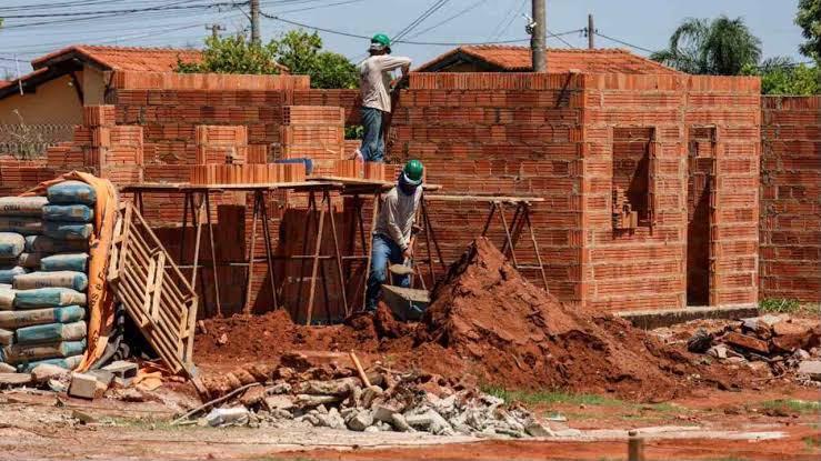 Do boom à reestruturação: construção civil vive nova onda de dificuldades financeiras