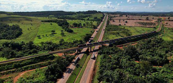 Vídeo mostra operações e trilhos da ferrovia estadual de MT; a primeira no Brasil